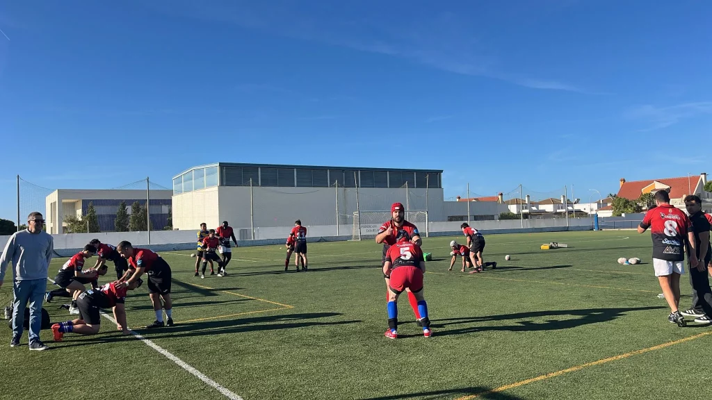 Entrenamiento del Moguer Rugby Union en el campo de césped