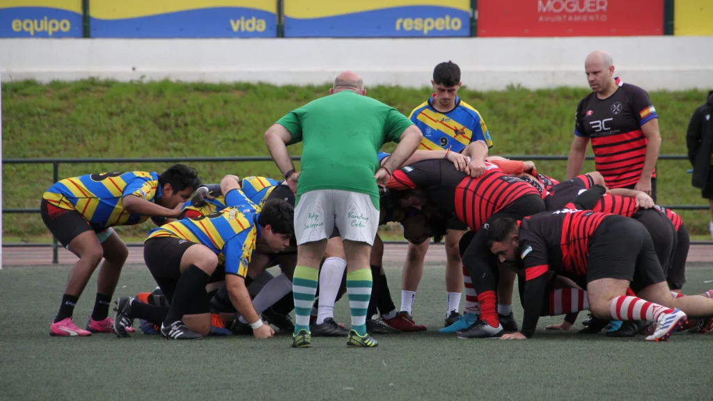 Melé del Moguer Rugby Union con la equipación azul y amarilla