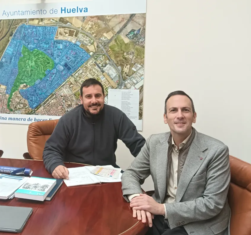 Reunión entre Manuel Domínguez Minchón, presidente del Barrio Reina Victoria, y Paco Muñoz, concejal de barrio, en el Ayuntamiento de Huelva