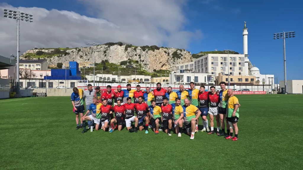 Barbarians Dev supera a Moguer en un partido condicionado por las bajas (25-5) 7 Jugadores de Barbarians Dev y Moguer posan juntos tras el partido de recuperación de la Jornada 4 de la Liga Amateur Rugby en Gibraltar.