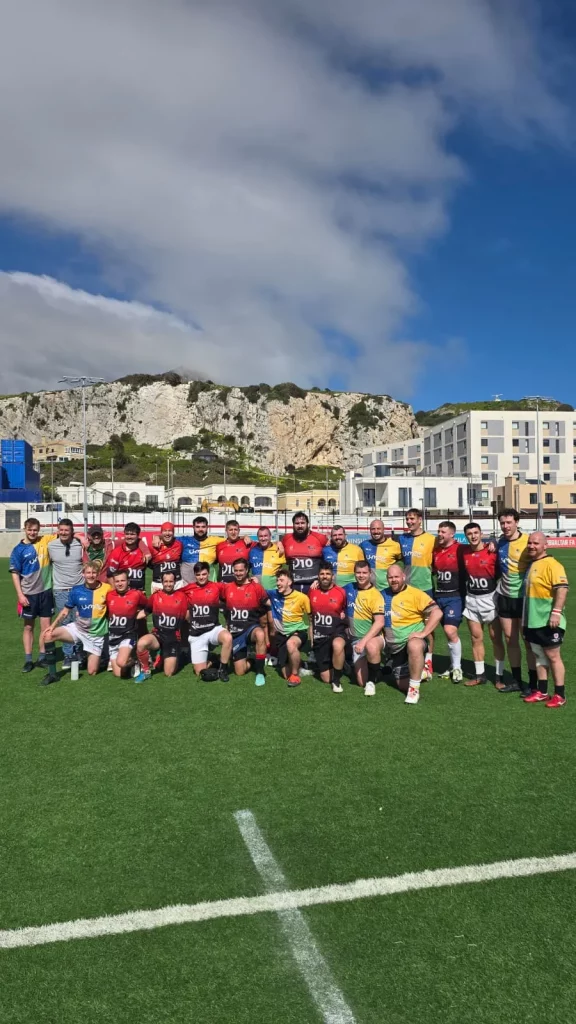 Barbarians Dev supera a Moguer en un partido condicionado por las bajas (25-5) 1 Jugadores de Barbarians Dev y Moguer posan juntos tras el partido de recuperación de la Jornada 4 de la Liga Amateur Rugby en Gibraltar.