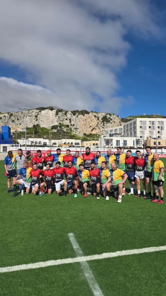 Barbarians Dev supera a Moguer en un partido condicionado por las bajas (25-5) 2 Jugadores de Barbarians Dev y Moguer posan juntos tras el partido de recuperación de la Jornada 4 de la Liga Amateur Rugby en Gibraltar.por 25-5 en una jornada marcada por la deportividad y la colaboración entre ambos clubes.