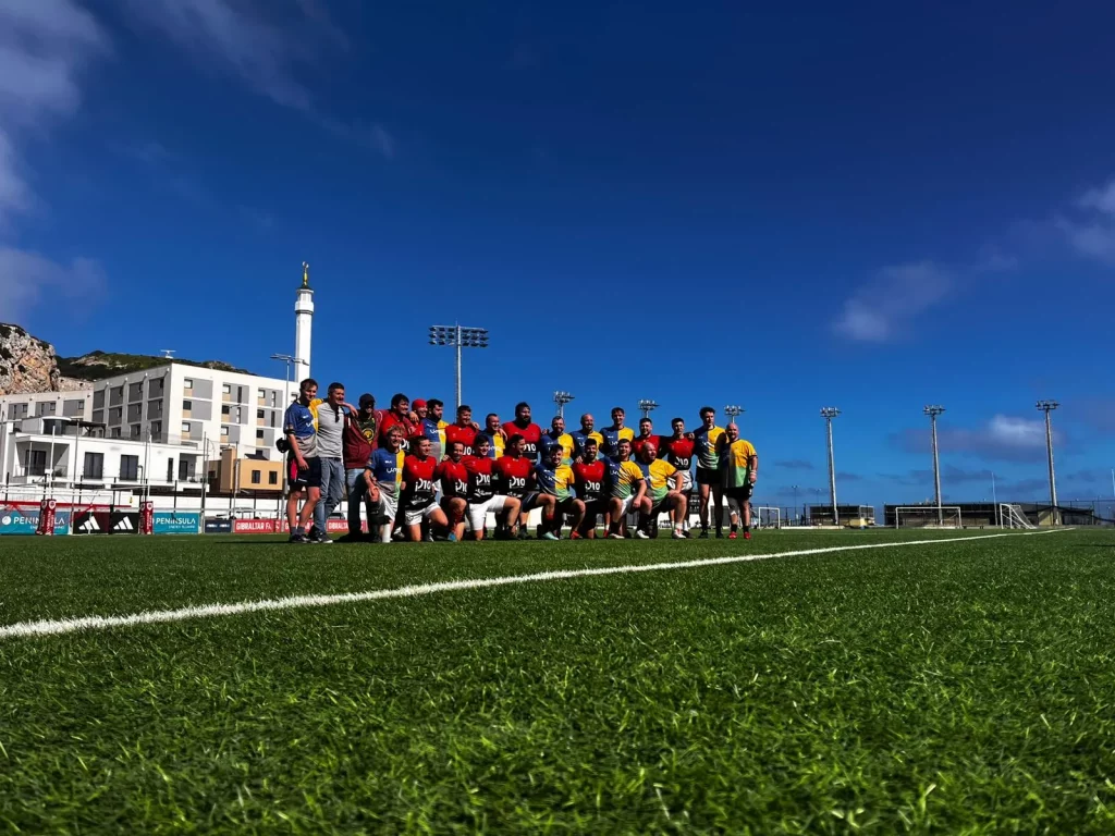 Barbarians Dev supera a Moguer en un partido condicionado por las bajas (25-5) 5 Jugadores de Barbarians Dev y Moguer posan juntos tras el partido de recuperación de la Jornada 4 de la Liga Amateur Rugby en Gibraltar.