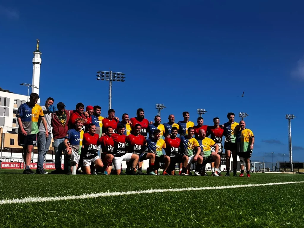 Barbarians Dev supera a Moguer en un partido condicionado por las bajas (25-5) 6 Jugadores de Barbarians Dev y Moguer posan juntos tras el partido de recuperación de la Jornada 4 de la Liga Amateur Rugby en Gibraltar.