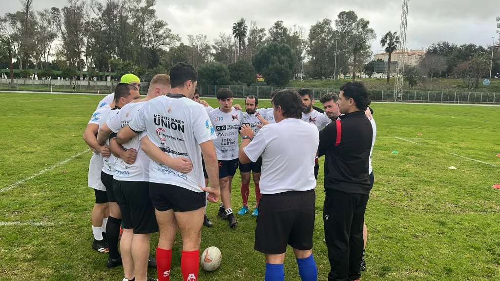 El árbitro se dirige a los jugadores del Moguer Rugby Union antes del inicio del partido ante Bahía 89 en Algeciras
