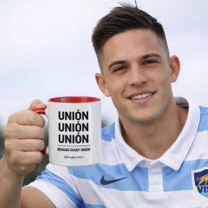 jugador de rugby con camiseta de argentina sosteniendo taza moguer rugby union