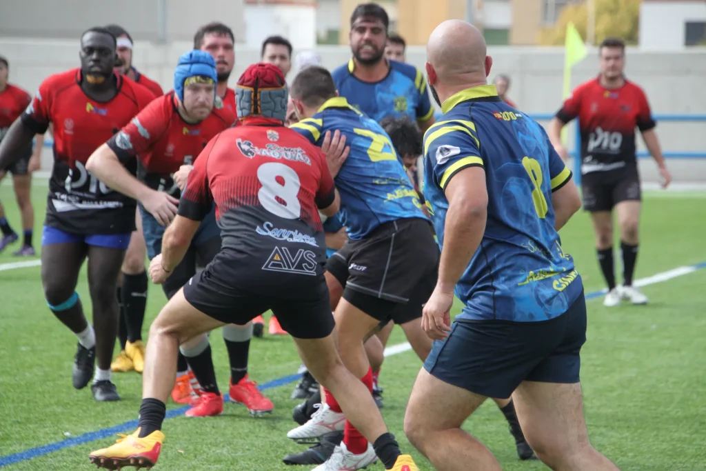 Moguer Rugby Union 28-24 Bucaneros: victoria sufrida en el campo de rugby de Huelva 2 Carga de un jugador del Moguer Rugby Union con el dorsal 8 ante la defensa de Bucaneros