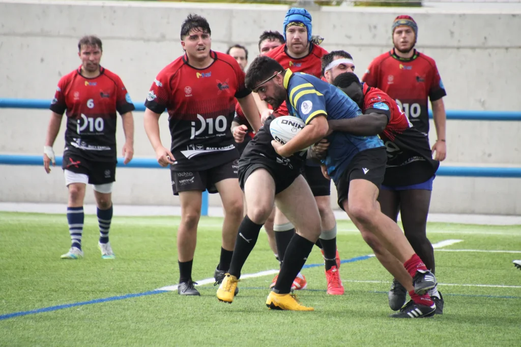 Moguer Rugby Union 28-24 Bucaneros: victoria sufrida en el campo de rugby de Huelva 3 Jugadores del Moguer Rugby Union empujando en grupo en el partido ante Bucaneros