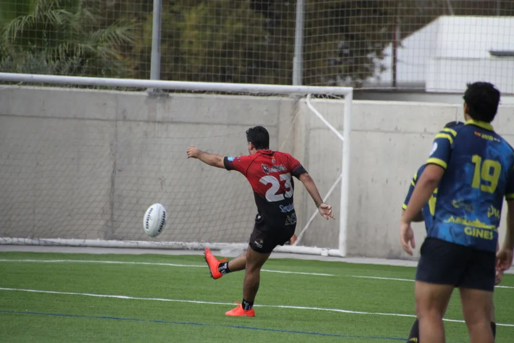 Moguer Rugby Union 28-24 Bucaneros: victoria sufrida en el campo de rugby de Huelva 4 Patada a palos de un jugador del Moguer Rugby Union en el campo de rugby de Huelva